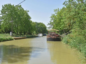  Charming Boat in Villedubert with Terrace  Вильдюбер
